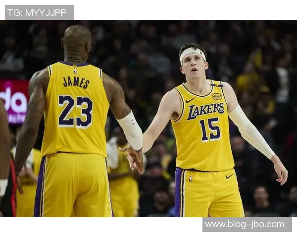 南湾湖人主帅盛赞詹姆斯训练态度专注早到令人难以置信 南湾湖人主帅盛赞詹姆斯训练态度专注早到令人难以置信