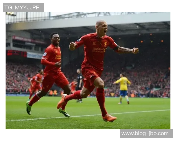 维尼修斯在阿森纳基地训练期间与枪手青训小将亲密合影留念